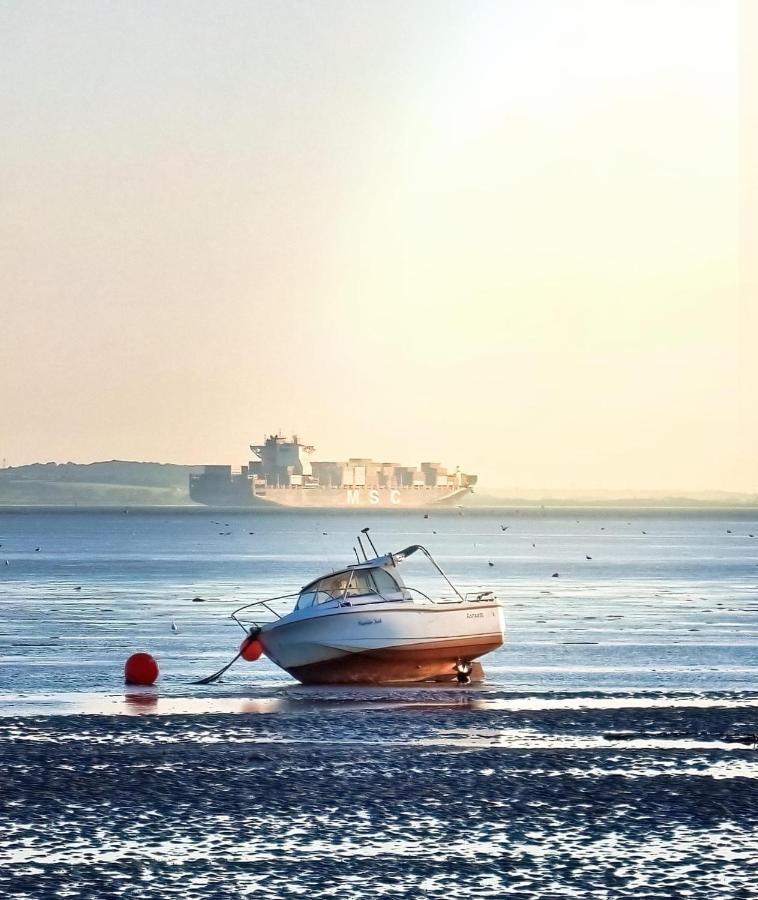 Marine Villa Hotel & Suites - Close To Beach, Train Station & Southend Airport Exterior photo