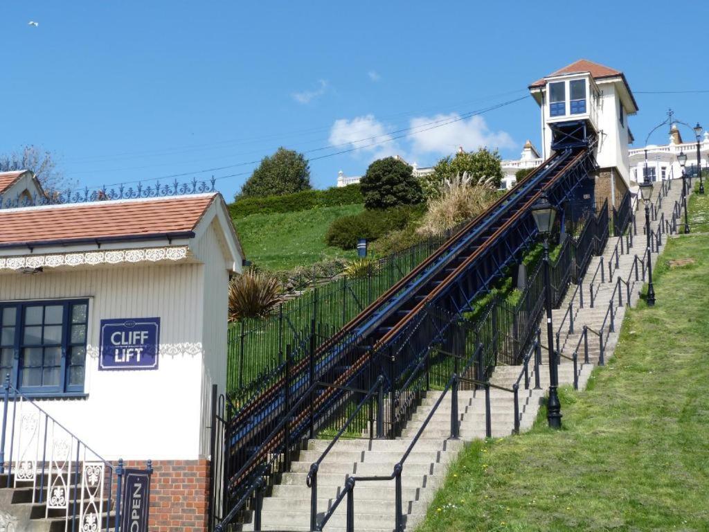 Marine Villa Hotel & Suites - Close To Beach, Train Station & Southend Airport Exterior photo
