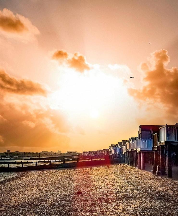 Marine Villa Hotel & Suites - Close To Beach, Train Station & Southend Airport Exterior photo