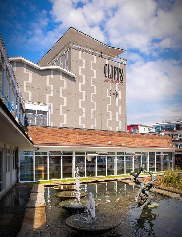 Marine Villa Hotel & Suites - Close To Beach, Train Station & Southend Airport Exterior photo
